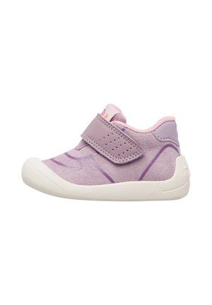 Kinderschuh aus hellviolettem Wildleder mit weißer Gummisohle und verstellbarem Klettverschluss oben.