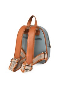 Mochila de piel sintética azul con correas de cuero marrón, un asa marrón y detalles en color beige, que presenta un patrón de logo en las correas.