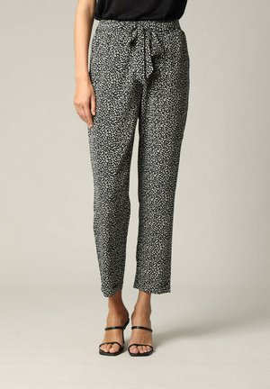 Zwart-witte gestreepte broeken met een taillekoord. Tapered fit, lichtgewicht stof en een gladde textuur. Casual ontwerp met een elegante afwerking.