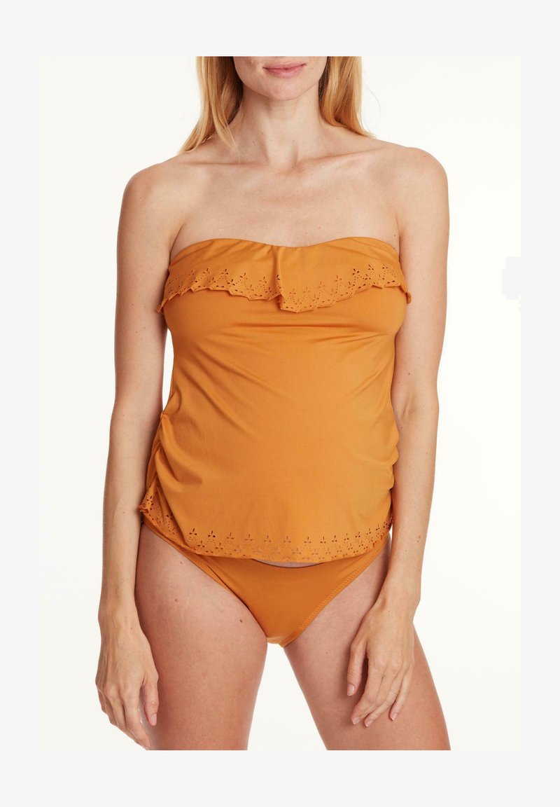 Trägerloser orangefarbener Badeanzug mit rüschigem Oberteil und lasergeschnittenen Details am Saum. Glattes Material mit figurbetontem Schnitt und passendem Bikiniunterteil.