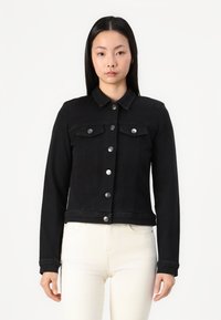 Svart denimjakke med krage, frontlukking med knapper, to brystlommer og lange ermer. Sletten tekstur, kort design.