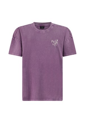 Paars T-shirt met korte mouwen, een ronde hals en een klein wit "Protest" logo met een spiraal en sterren op de linkerborst.