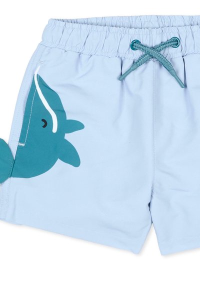 Pantaloncini da bagno per bambini di colore azzurro con una vita elastica, coulisse blu e una grafica giocosa di una balena blu scuro sul lato sinistro.