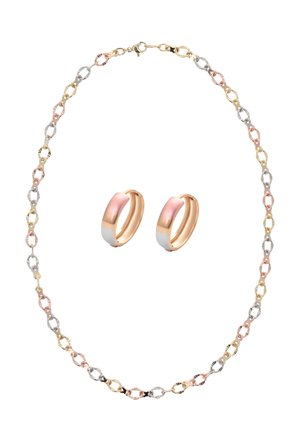 Naszyjnik z łańcuszkiem w trzech kolorach z naprzemiennymi owalnymi ogniwami oraz pasujące kolczyki koła w tonacjach złota, różowego złota i srebra.