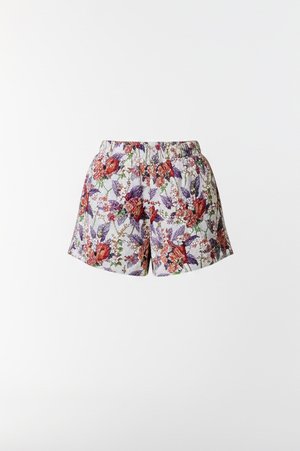Kwiatowe szorty z elastycznym paskiem w talii. Wykonane z lekkiego materiału, z żywym wzorem czerwonych i fioletowych kwiatów na białym tle.