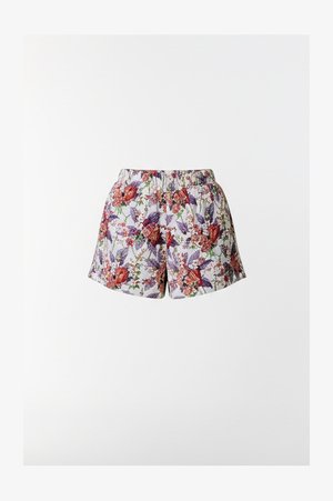 Φλοράλ σορτς με ελαστική μέση. Κατασκευασμένα από ελαφρύ ύφασμα, με έντονο μοτίβο από κόκκινα και μωβ λουλούδια σε λευκό φόντο.