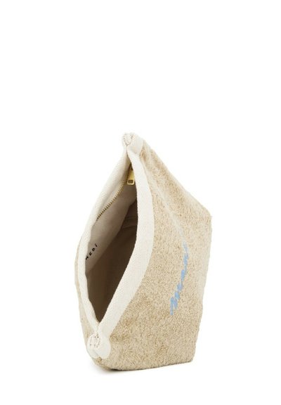 Busta di tessuto beige con finitura testurizzata, dotata di una cerniera color crema e un dettaglio ricamato blu a contrasto su un lato.