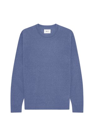 Trui met lange mouwen en ronde hals in gemêleerd blauw met geribde boorden bij mouwen, zoom en halslijn, plat gelegd op een witte achtergrond.