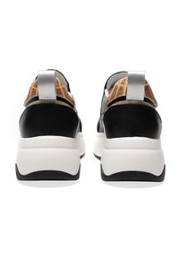 Svarta sneakers med vita sulor, silverdetaljer och en texturerad brun djurmönstrad accent på hälen. Platta snören och vadderad krage.