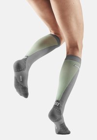 CEP COMPRESSION ULTRALIGHT - Kniestrümpfe - grey lime
