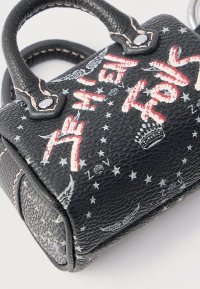 Μαύρη υφή τσάντα χειρός με δύο λαβές, λευκά σχέδια αστεριών, κορόνες και κόκκινο και λευκό κείμενο σε στυλ γκράφιτι.