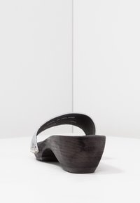 Sanita Zoccoli - silver-coloured