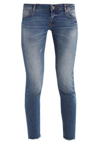 Jeans ajustados de mezclilla azul con un ligero desgaste, detalles desgastados, cinco bolsillos y una cremallera estándar, con dobladillos deshilachados en el bajo.