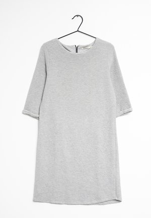 Grårandig klänning med trekvartslång ärm, rund halsringning och dragkedja bak. Slät textur och knälång design. Hänger på en svart krok.