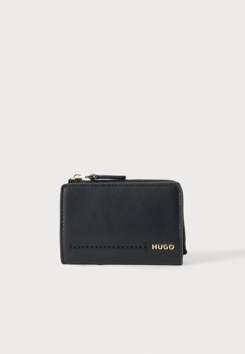 Portefeuille zippé en cuir noir avec logo doré "HUGO" sur le devant et détails de coutures visibles.