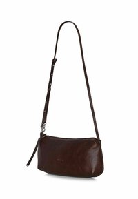 Sac en cuir marron à porter en bandoulière avec une finition texturée, une sangle ajustable fine et une fermeture zippée sur le dessus. Design simple et rectangulaire.