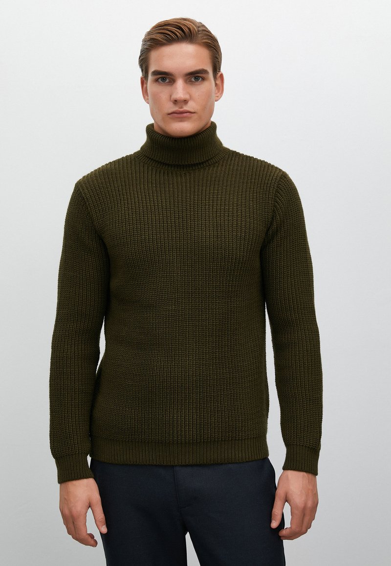 Sweter z wysokim kołnierzem w ciemnozielonym kolorze, teksturowane dzianiny, dopasowany krój, ściągacze przy mankietach i dolnej części, minimalistyczny design bez widocznych ozdób.