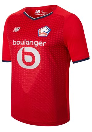 Maillot de sport rouge en tissu respirant, avec un col rond, des manches courtes et un motif texturé. Affiche des logos et du texte de sponsor.