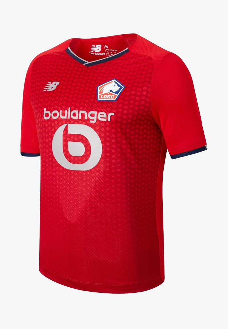 Röd sporttröja i ventilerande tyg med rund halsringning, korta ärmar och en texturerad mönstring. Visar logotyper och sponsortext.