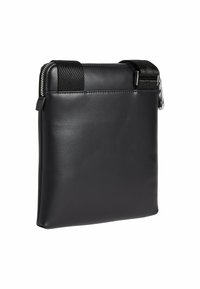 Borsa per laptop in pelle nera con una superficie liscia, forma rettangolare, chiusura con zip e tracolla regolabile con un accento argentato.