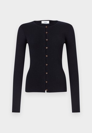 Črni rebrasti dolg rokavi pulover z okroglim izrezom in rjavimi gumbi spredaj, prilagojena silhueta.