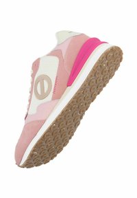 Chaussure de sport rose avec une tige en maille et en daim, présentant une semelle intermédiaire blanche et une semelle extérieure en caoutchouc texturé. Accents roses et logo remarquables.