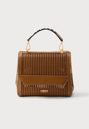 Bruine gevlochten leren handtas met gouden kettingranden, leren handvat, voorklep en "Lancel Paris" logo plaatje.