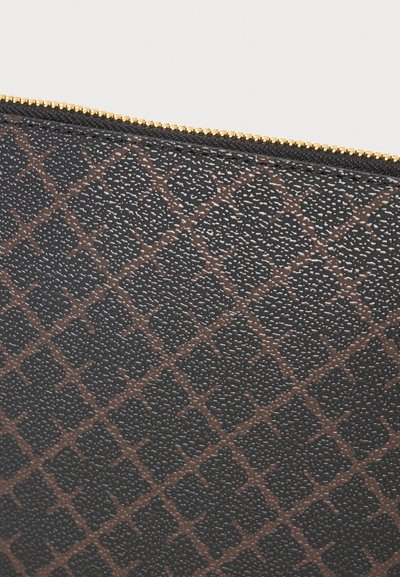 Gros plan d'une pochette en cuir noir texturé avec un motif croisé marron et une fermeture éclair dorée sur le bord supérieur.