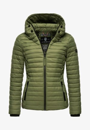 Olijfgroene gewatteerde jas met capuchon, voorzien van een voorrits, zijritszakken en een logo-applicatie op de linker mouw, ontworpen voor koud weer.