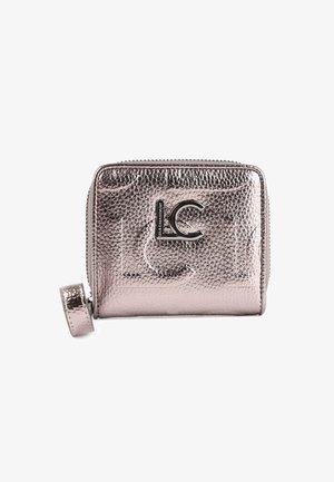 Kleine portemonnee met metallic textuur, ritsluiting en LC-logo aan de voorkant, met een bevestigde polsband.