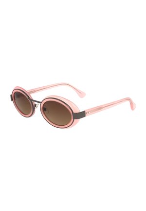 Occhiali da sole rotondi con montatura rosa lucida, dettagli neri e lenti sfumate marroni.