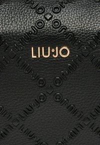 Schwarzes strukturiertes Leder mit geprägtem Logomuster. Präsentiert den goldenen Markennamen "LIU•JO" prominent.