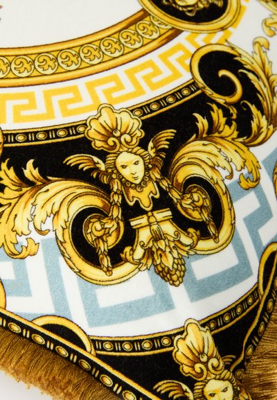 Εκτύπωση σε μαντήλι με περίπλοκα χρυσά και μαύρα μπαρόκ σχέδια και μοτίβα ελληνικού κλειδιού σε λευκό φόντο. Φινίρισμα με καφέ κρόσσια στις άκρες.