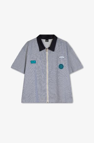Korte mouwen shirt met een rits aan de voorkant, een marineblauwe kraag en verticale witte en marineblauwe strepen. Bevat drie patches in teal en wit.