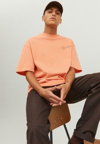 Jack & Jones JPRBLAKAM SUMMER BRANDING  SS O-NECK - T-shirts print - shrimp