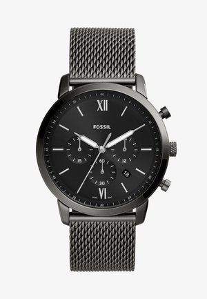 Schwarze Chronographuhr mit einem Mesh-Metallarmband. Verfügt über weiße Stundenmarkierungen, Unterzifferblätter und ein Datumsfenster auf 6 Uhr.