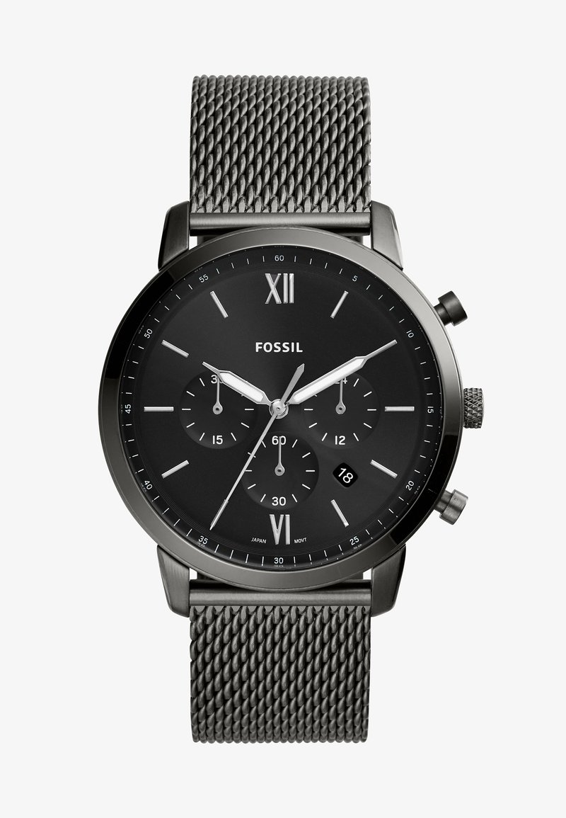 Orologio cronografo nero con cinturino in metallo a maglie. Presenta indicatori delle ore bianchi, sottodial e una finestra della data alle 6.