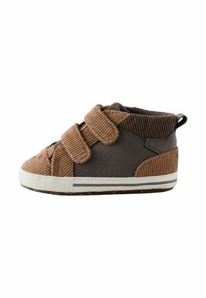 Brun og mørkegrå børnesneaker med to brede velcroremme, tekstureret stof, hvid gummisål og trækflap ved hælen.