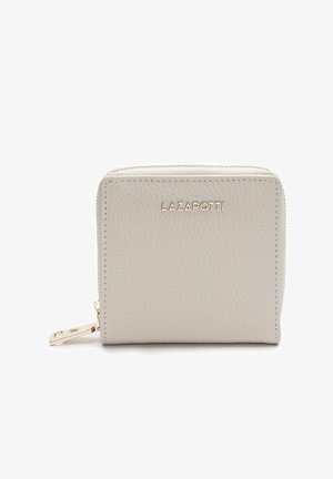 Beige leren portemonnee met een gestructureerde afwerking, voorzien van een goudkleurige rits, logo-embossing en een compact rechthoekig formaat.