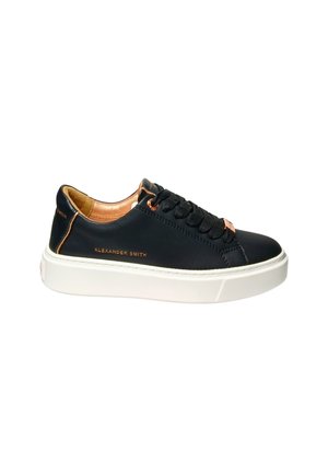 Schwarzer Ledersneaker mit weißer Sohle, schwarzen Schnürsenkeln und kupferfarbenen Akzenten, einschließlich Innenfutter und Markentext "Alexander Smith" an der Seite.