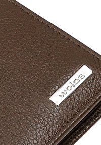 Portafoglio in pelle marrone con finitura texture, dotato di una piastra in metallo argentato con la scritta "wojas". Forma rettangolare e compatta.