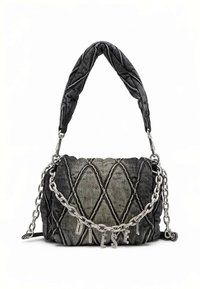 Tűzött sötétszürke farmer válltáska párnázott fogantyúval és ezüst lánccal, amely "DIESEL" betűs charmokkal van díszítve.