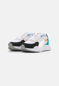 Sneakers con una combinazione di colori bianco, nero e arancione, dotate di una tomaia in suede e mesh, e una suola in gomma testurizzata per una buona aderenza.
