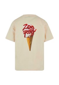 Pamučna majica boje kreme s otisnutim grafikom sladoledne konusne sa crvenim prelivom i tekstom "Zoo York" u kurzivu.