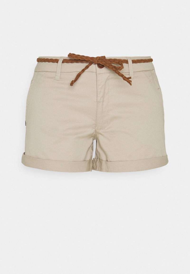 Short beige pour femmes avec des ourlets retroussés et une ceinture tressée marron nouée en nœud à la taille.