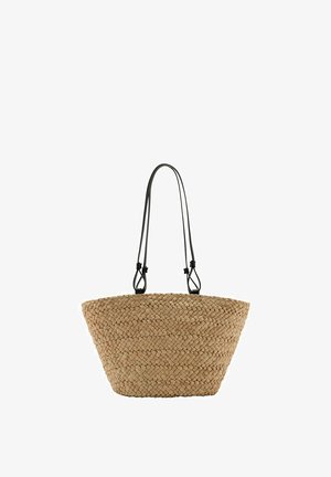 Sac cabas en paille tressée avec un haut large, une base étroite et de longues bretelles doubles noires ajustables.