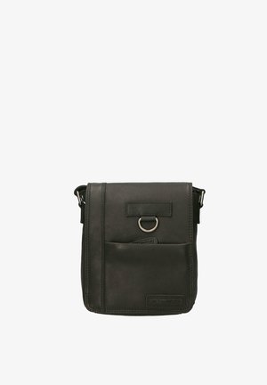 Zwarte leren schoudertas met een voorvak, magnetische flapsluiting en metalen ringdetail. Glad textuur en rechthoekige vorm.