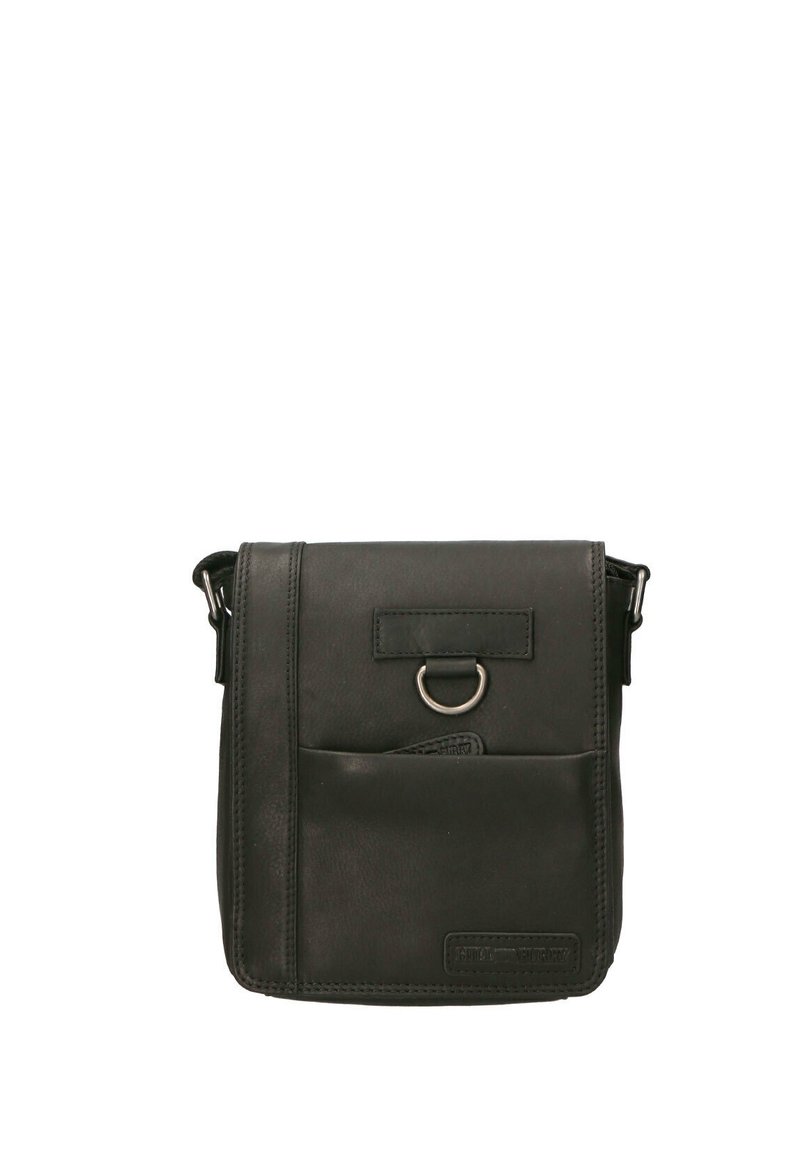 Borsa a tracolla in pelle nera con tasca frontale, chiusura a pattina magnetica e dettaglio in metallo a cerchio. Texture liscia e forma rettangolare.