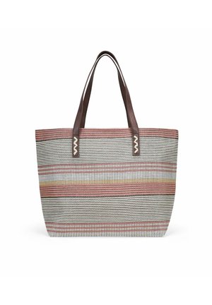 Bolso de tote a rayas hecho de tejido entrelazado en tonos gris, rosa y amarillo, con asas de cuero marrón y acentos decorativos de metal.