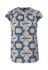 Blusa a maniche corte con scollatura tonda, caratterizzata da un motivo tie-dye blu e bianco, tessuto leggero e vestibilità comoda.